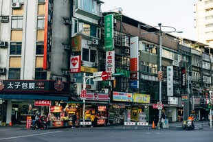 繁华都市商业街景象