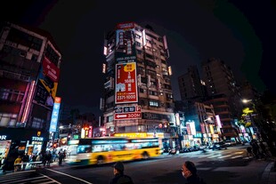 台北夜晚繁华街景