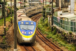 高速列车穿行于城市轨道