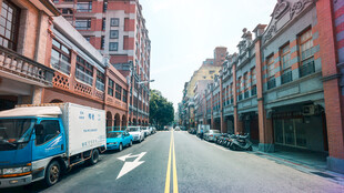 城市街道上的货车与建筑