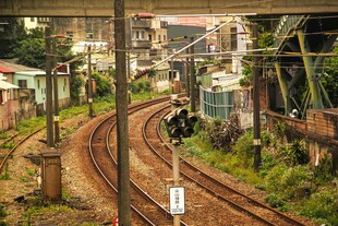 蜿蜒铁轨旁的城市景象