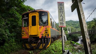 山间行驶的黄色复古小火车