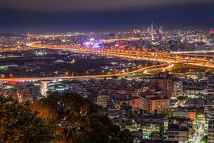 城市璀璨夜景俯瞰图