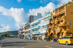 街道旁多彩建筑