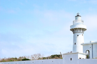 海边白色灯塔宁静景致