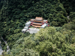 山林中的古朴庙宇