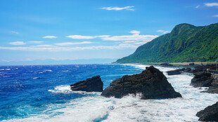 碧海青山间的礁石海岸