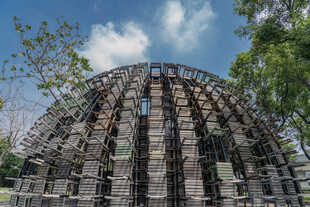 独特圆形建筑与绿树蓝天