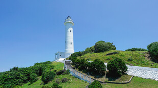 山顶灯塔绿意环绕美景