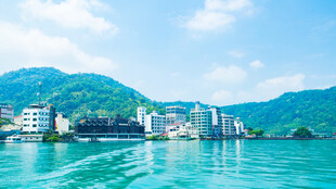湖光山色中的城市景致