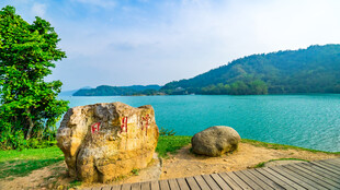 湖畔木栈道旁的巨石风景