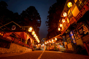 夜晚古街灯笼璀璨美景