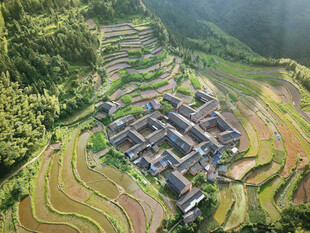 航拍山间梯田与村落美景