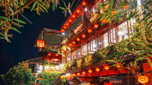 古楼夜景挂满红灯笼