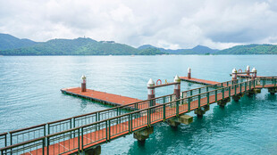 海上长桥伸入碧蓝海水