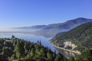 山间湖畔美景