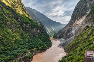 壮丽峡谷间的河流景观