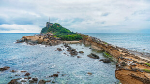 海上嶙峋礁石