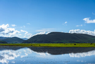 宁静山水倒影美景