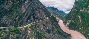 壮丽山间公路与蜿蜒河流