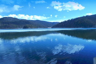 宁静湖景映蓝天青山