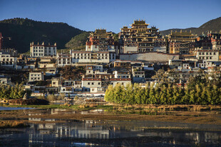 河畔山城美景