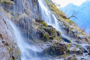 山间瀑布美景