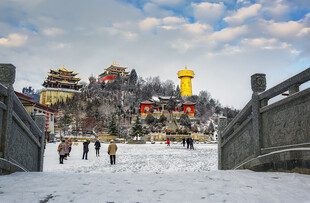 雪后古景游人漫步