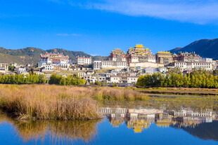 湖畔城镇美景