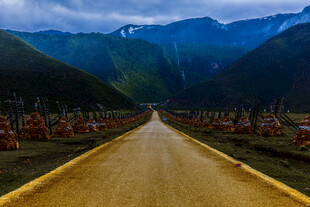 山间长路与经幡景观