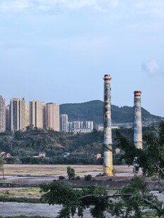 城市远景中的烟囱与建筑群