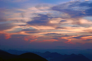 壮丽山间晚霞美景