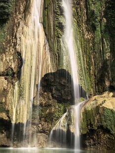 山间瀑布美景