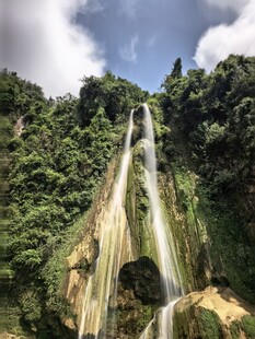 山间壮丽瀑布景观