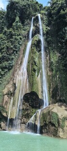 秀丽山水间的壮观瀑布