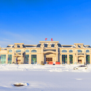 冬日雪景中的宏伟建筑
