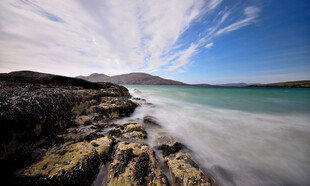 海边礁石与碧蓝海水美景