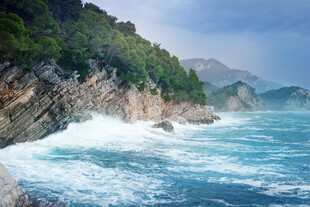 海浪拍击海岸壮丽景观
