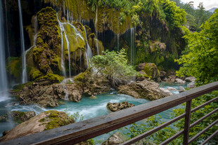 山间瀑布溪流观景台美景