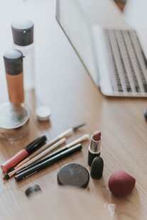 桌上多样美妆工具及用品