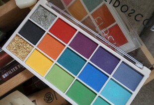 多彩颜料盒展示多样色彩
