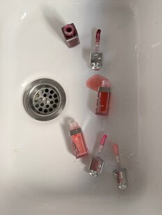 水槽中的多彩美妆小样