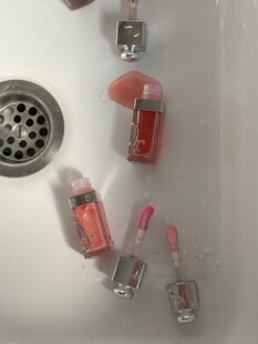 水槽中的多彩美妆用品