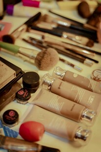 多样美妆产品陈列展示