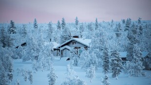 冬日雪林中小屋美景