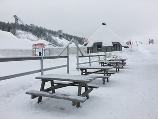 雪覆户外长椅与护栏景观
