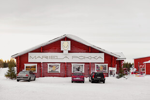 雪覆红顶乡村小店