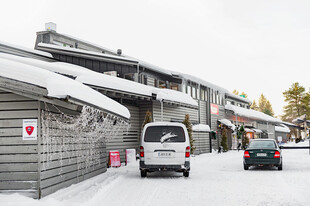 雪覆街道的古朴小镇景象