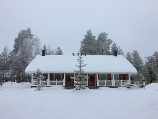 雪覆木屋冬日静谧景致