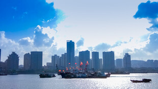 城市滨水风光船只穿梭